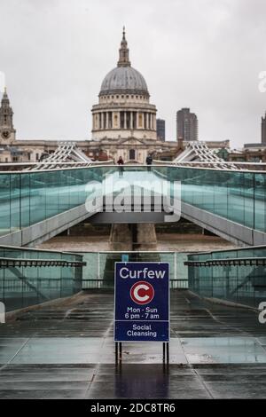 Un nettoyage social au pied du Millennium Bridge à Londres pendant l'éclusage 2. Banque D'Images