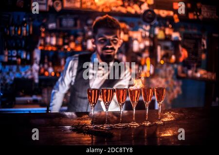 Barbelés montre le processus de fabrication d'un cocktail derrière la barre Banque D'Images