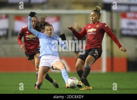 Caroline Weir (au centre) de Manchester City et Lauren James (à droite) de Manchester United se battent pour le ballon lors du match de la Continental Tires League Cup au Leigh Sports Village, à Leigh. Banque D'Images