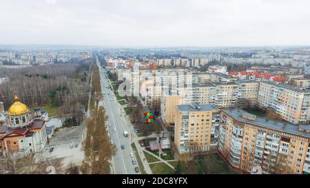 Vue aérienne sur la route de la ville et les voitures en mouvement et le parc depuis une vue plongeante. Ukraine Banque D'Images