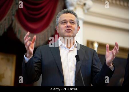 L'analyste juridique, l'avocat, le blogueur et l'auteur Jeffrey Toobin prononce un discours d'ouverture au Texas Book Festival le 27 octobre 2012. L'apparition de Toobin a coïncidé avec la publication d'un de ses nombreux livres, "The Oath" sur la Maison Blanche d'Obama et la Cour suprême. Banque D'Images