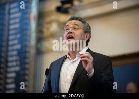 L'analyste juridique, l'avocat, le blogueur et l'auteur Jeffrey Toobin prononce un discours d'ouverture au Texas Book Festival le 27 octobre 2012. L'apparition de Toobin a coïncidé avec la publication d'un de ses nombreux livres, "The Oath" sur la Maison Blanche d'Obama et la Cour suprême. Banque D'Images