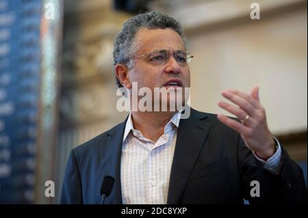 L'analyste juridique, l'avocat, le blogueur et l'auteur Jeffrey Toobin prononce un discours d'ouverture au Texas Book Festival le 27 octobre 2012. L'apparition de Toobin a coïncidé avec la publication d'un de ses nombreux livres, "The Oath" sur la Maison Blanche d'Obama et la Cour suprême. Banque D'Images