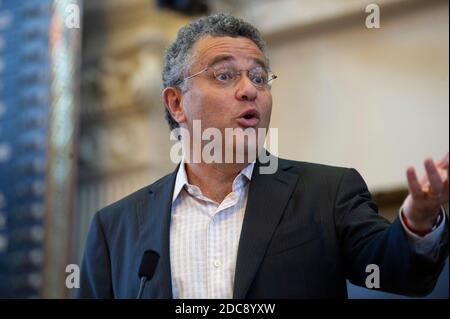 L'analyste juridique, l'avocat, le blogueur et l'auteur Jeffrey Toobin prononce un discours d'ouverture au Texas Book Festival le 27 octobre 2012. L'apparition de Toobin a coïncidé avec la publication d'un de ses nombreux livres, "The Oath" sur la Maison Blanche d'Obama et la Cour suprême. Banque D'Images