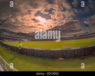 Coucher de soleil sur Edgbaston lors d'un match de cricket à Birmingham, Royaume-Uni Banque D'Images