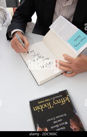 Austin, Texas, États-Unis. 27 octobre 2012. L'analyste juridique, avocat, blogueur et auteur Jeffrey TOOBIN salue les fans et prononce un discours d'ouverture au Texas Book Festival le 27 octobre 2012. L'apparition de Toobin a coïncidé avec la publication d'un de ses nombreux livres, ''The Oath'' sur la Maison Blanche d'Obama et la Cour suprême. Crédit : Bob Daemmrich/ZUMA Wire/Alay Live News Banque D'Images