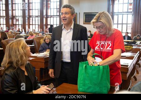 Austin, Texas, États-Unis. 27 octobre 2012. L'analyste juridique, avocat, blogueur et auteur Jeffrey TOOBIN salue les fans et prononce un discours d'ouverture au Texas Book Festival le 27 octobre 2012. L'apparition de Toobin a coïncidé avec la publication d'un de ses nombreux livres, ''The Oath'' sur la Maison Blanche d'Obama et la Cour suprême. Crédit : Bob Daemmrich/ZUMA Wire/Alay Live News Banque D'Images