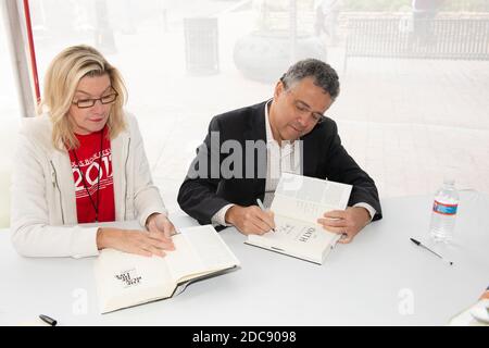 Austin, Texas, États-Unis. 27 octobre 2012. L'analyste juridique, avocat, blogueur et auteur Jeffrey TOOBIN salue les fans et prononce un discours d'ouverture au Texas Book Festival le 27 octobre 2012. L'apparition de Toobin a coïncidé avec la publication d'un de ses nombreux livres, ''The Oath'' sur la Maison Blanche d'Obama et la Cour suprême. Crédit : Bob Daemmrich/ZUMA Wire/Alay Live News Banque D'Images