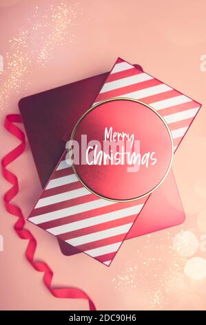 Boîtes rouges et blanches pour cadeaux Banque D'Images