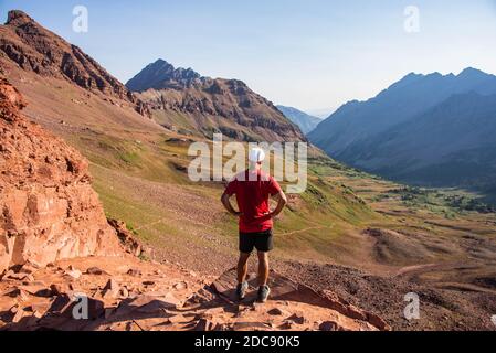 Escalade vers West Maroon Pass sur la boucle Maroon Bells, Aspen, Colorado, États-Unis Banque D'Images