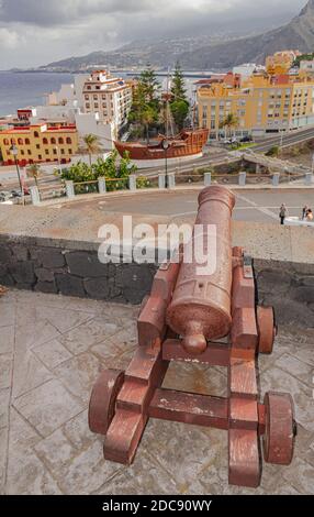 La Palma/Espagne; septembre 10 2018: Vieux canon visant Santa Cruz de la Palma paysage urbain, avec des nuages gris sur le ciel, îles Canaries Banque D'Images