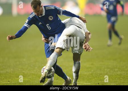 Joueur bosniaque Sinisa Sanicanin défi pour le ballon avec ItalyÕs joueur Andrea Belotti pendant la Ligue des Nations de l'UEFA Bosnie-Herzégovine et Italie à Banque D'Images