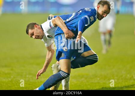 Joueur bosniaque Sinisa Sanicanin défi pour le ballon avec ItalyÕs joueur Andrea Belotti pendant la Ligue des Nations de l'UEFA Bosnie-Herzégovine et Italie à Banque D'Images