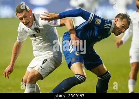 Sinisa Sanicanin, joueur bosniaque, a lancé un défi pour le ballon avec le joueur d'Italie Andrea Belotti pendant la Ligue des Nations de l'UEFA Bosnie-Herzégovine et Italie à Banque D'Images