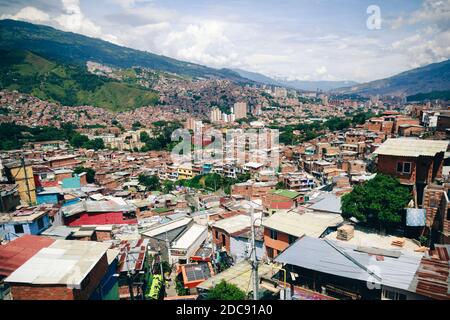 Vue aérienne du paysage urbain animé de Medellin depuis la Comuna 13 Banque D'Images