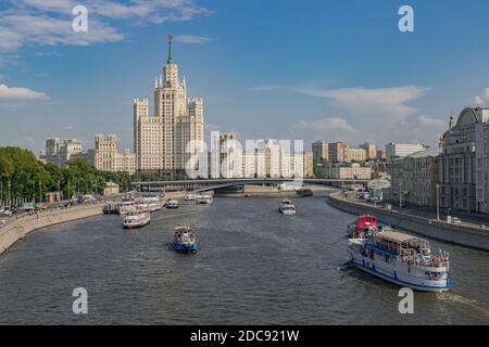 Moscou/Russie; juin 22 2019: Bateaux de tourisme sur la rivière Moscova, avec le bâtiment de remblai Kotelnicheskaya en arrière-plan, en une journée d'été Banque D'Images