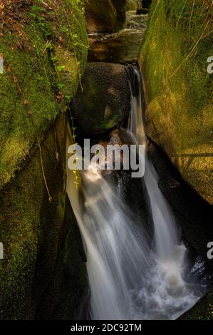 Petite chute d'eau (le Gouffre) dans la forêt de Huelgoat (Bretagne, France) par une journée ensoleillée en été Banque D'Images