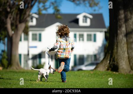 Enfant avec son animal de compagnie court à la course. Banque D'Images