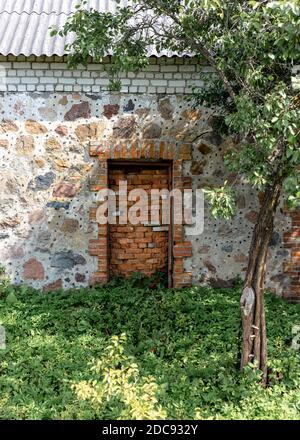 L'entrée de l'ancien bâtiment est en pierre posé avec des briques rouges Banque D'Images