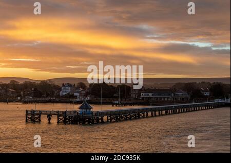 jetée de l'île de wight yarmouth, lever du soleil au-dessus de l'île de yarmouth, jetée de yarmouth sur l'île de wight, emplacement de la staycation atmosphérique. Banque D'Images