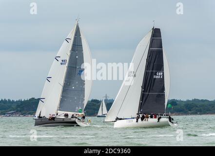 remorquez de grands yachts à voile lors de la régate annuelle de voile et de voile de la semaine de cowes au large de cowes sur l'île de wight, à proximité sur le bord du port. Banque D'Images