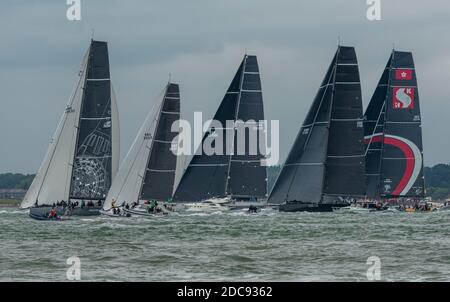 de grands yachts de course au large de cowes pendant le début de la course fastnet et la régate de yachting annuelle de la semaine de cowes pour la voile sur l'île de wight. Banque D'Images