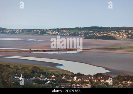 Train de classe 195 de la CAF traversant le viaduc d'Arnside à travers l'estuaire de la rivière Kent sur la pittoresque ligne de chemin de fer de la côte Cumbrienne Banque D'Images