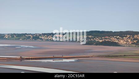 Train de classe 195 de la CAF traversant le viaduc d'Arnside à travers l'estuaire de la rivière Kent sur la pittoresque ligne de chemin de fer de la côte Cumbrienne Banque D'Images