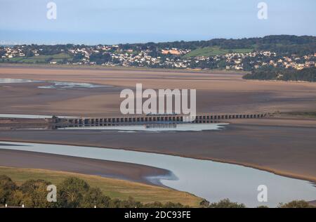 Train de classe 195 de la CAF traversant le viaduc d'Arnside à travers l'estuaire de la rivière Kent sur la pittoresque ligne de chemin de fer de la côte Cumbrienne Banque D'Images