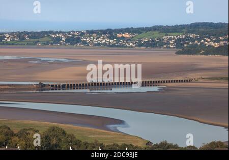 Train de classe 195 de la CAF traversant le viaduc d'Arnside à travers l'estuaire de la rivière Kent sur la pittoresque ligne de chemin de fer de la côte Cumbrienne Banque D'Images