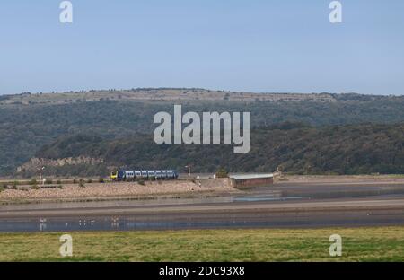 Train de classe 195 de la CAF traversant le viaduc d'Arnside à travers l'estuaire de la rivière Kent sur la pittoresque ligne de chemin de fer de la côte Cumbrienne Banque D'Images