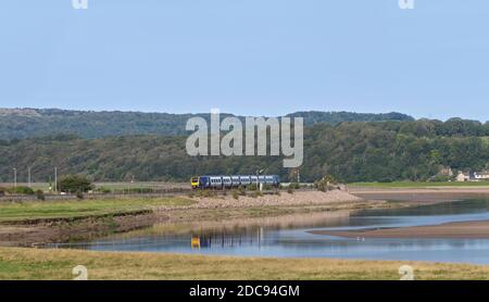 Train de classe 195 de la CAF traversant le viaduc d'Arnside à travers l'estuaire de la rivière Kent sur la pittoresque ligne de chemin de fer de la côte Cumbrienne Banque D'Images