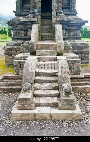 Étapes du Temple au complexe du Temple hindou Candi Arjuna, plateau de Dieng, Central Java, Indonésie, Asie, Asie Banque D'Images