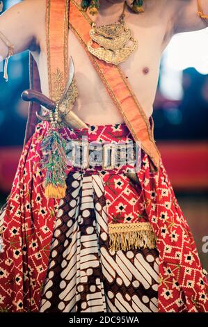 Gros plan photo d'un costume du Mans tout en effectuant une danse javanaise traditionnelle au Sultan's Palace, Kraton, Yogyakarta, Java, Indonésie, Asie Banque D'Images