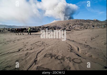 Le mot Bromo écrit en Ash au Mont Bromo, Parc national de Bromo Tengger Semeru, East Java Indonésie, Asie Banque D'Images