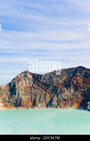 Lac acide et bord de cratère à Kawah Ijen, Java, Indonésie, Asie, Asie Banque D'Images