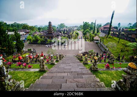 Temple Besakih (Temple mère de Besakih, Pura Besakih) sur les pentes du Mont Agung, Bali, Indonésie, Asie, arrière-plan avec espace de copie Banque D'Images