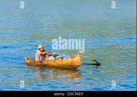 Homme indonésien revenant d'un voyage de pêche sur la plage de Kuta au village de pêche traditionnel de Kuta Lombok, Indonésie, Asie Banque D'Images