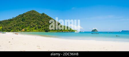 Photo panoramique de la plage de Selong Belanak, une plage de sable blanc dans le sud de Lombok, Indonésie, Asie, arrière-plan avec espace de copie Banque D'Images