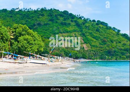 Groupe de personnes nageant à la plage de Nipah sur Lombok, une île tropicale à Nusa Tenggara Ouest, Indonésie, Asie Banque D'Images