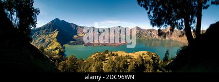 Photo panoramique du Mont Rinjani sur Lombok, le deuxième plus haut volcan d'Indonésie, en Asie Banque D'Images