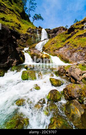 Cascades au fond du cratère du mont Rinjani, Lombok, Indonésie, Asie Banque D'Images