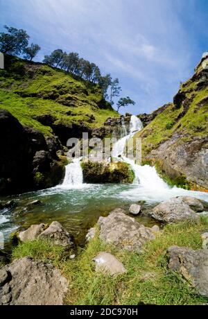 Cascades au fond du cratère du mont Rinjani, Lombok, Indonésie, Asie Banque D'Images