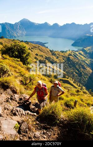 Les touristes font une pause sur le difficile Trek de trois jours du Mont Rinjani au sommet de 3726m, Indonésie, Asie Banque D'Images
