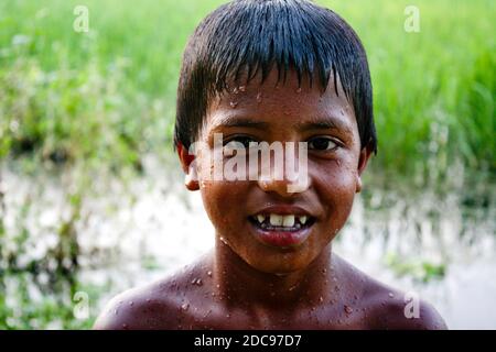 Enfant de la rue jouant au Bangladesh Banque D'Images