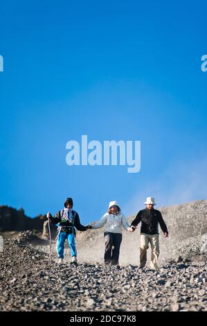 Les touristes se sont amusé à descendre du sommet du Mont Rinjani, Indonésie, Asie, arrière-plan avec espace de copie Banque D'Images