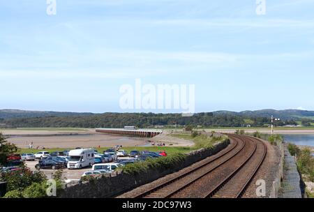 Northern rail CAF classe 195 Civity train 195106 le viaduc de Kent, Arnside, Cumbria sur la ligne de chemin de fer de la côte de Cumbrian Banque D'Images