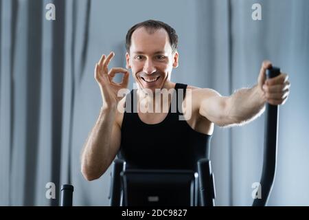 Entraînement de l'homme sur l'entraînement elliptique à la maison Banque D'Images