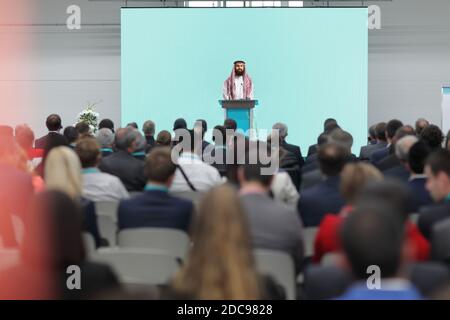 Arabe prononcera un discours sur un piédestal devant beaucoup de gens dans le public Banque D'Images