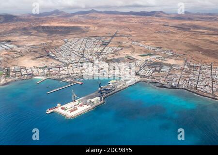 FUERTEVENTURA, ESPAGNE - 15 mai 2013. Port et port de fret très fréquentés dans l'océan Atlantique. Puerto del Rosario, Fuerteventura, îles Canaries Banque D'Images